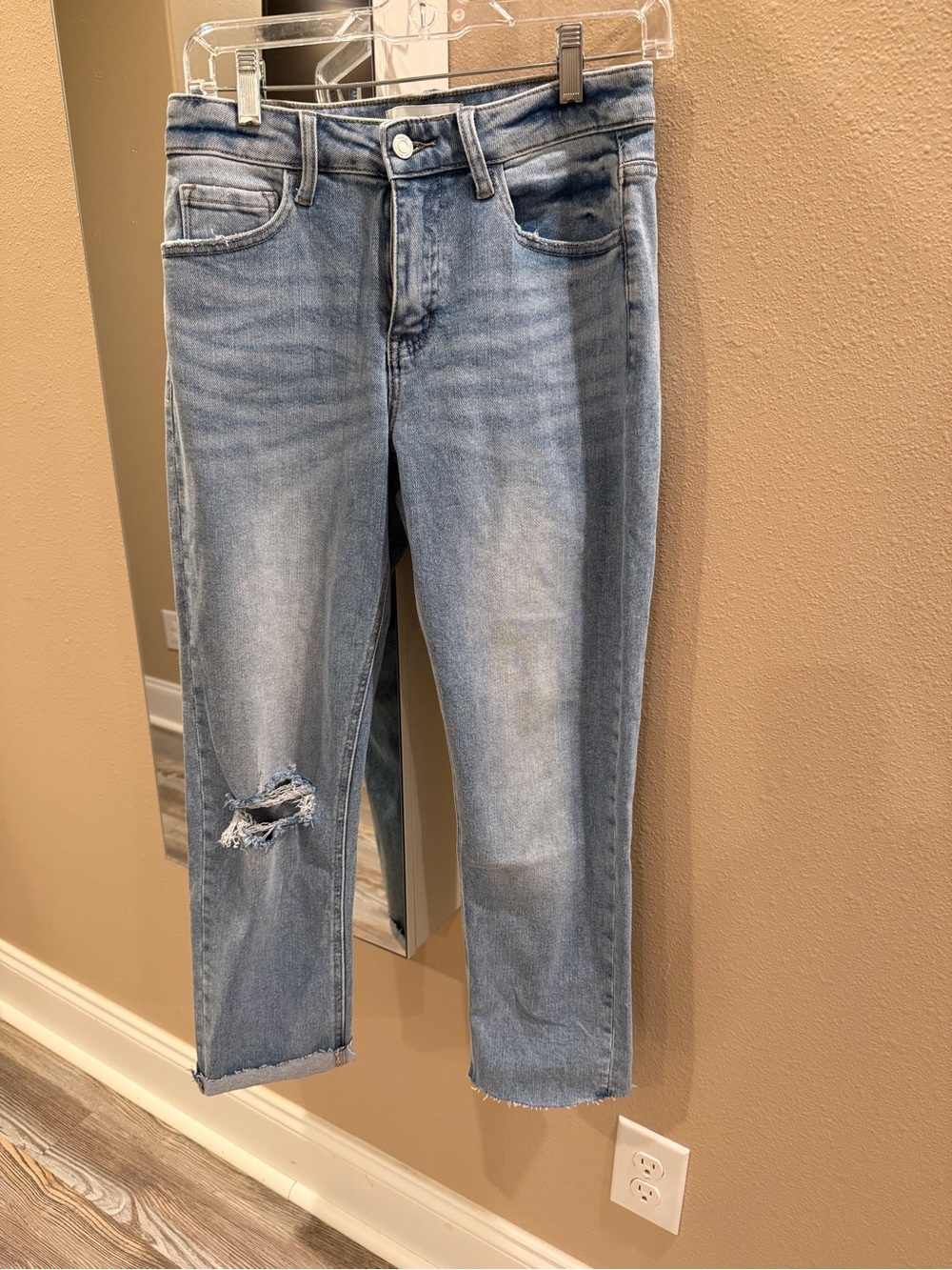 Light Wash Cropped Women's Jeans with Knee Distress